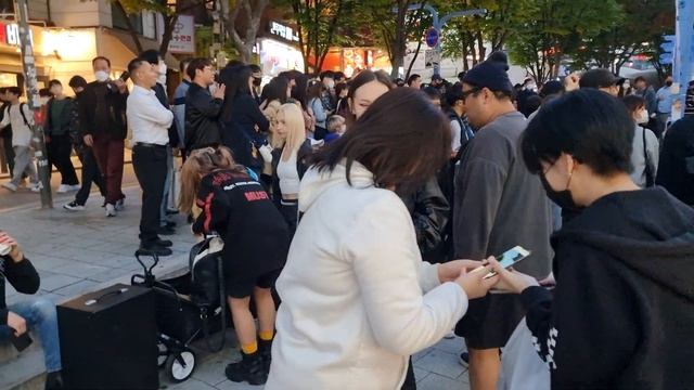 SATURDAY. BLACK MIST. FANTASTIC BUSKING ENDING SKETCH. WITH FANS. HONGDAE STREET. смотреть онлайн