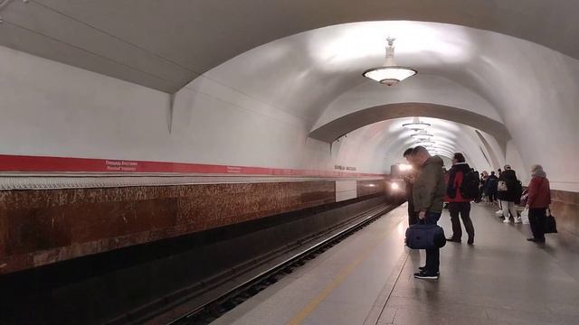 Электропоезд Ема-502 на станции метро Площадь Восстания///7 Мая 2023 смотреть онлайн