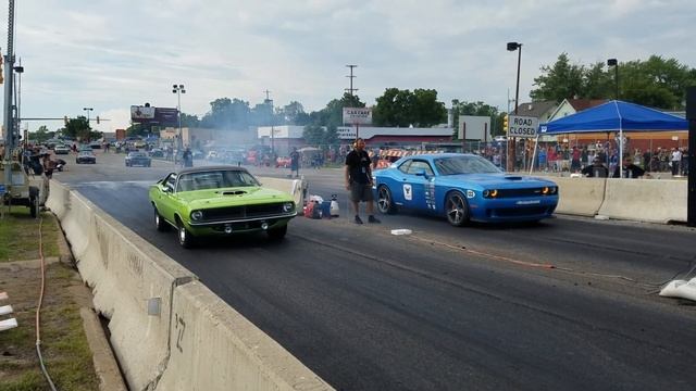 1970 Plymouth Hemi Cuda Vs Dodge Challenger SRT Hellcat - Roadkill Racing on Woodward смотреть онлайн