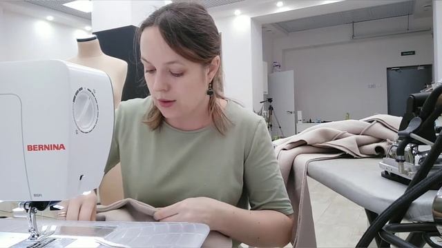 Шьем трикотажный костюм. Часть 4. Втачивание капюшона. смотреть онлайн