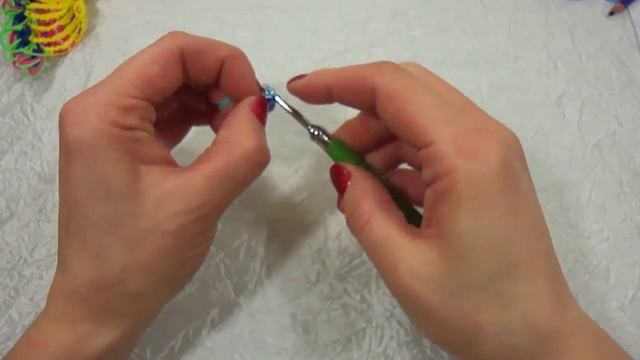 ВидеоУрок 24. Плетём ПАВЛИНА на станке из резинок Rainbow Loom Bands. смотреть онлайн