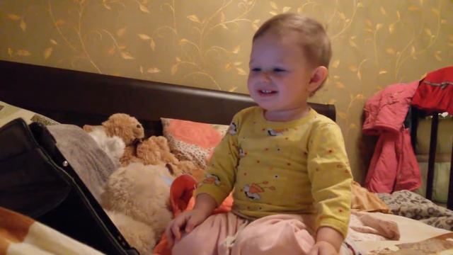 Настюше годик(смотрит мульт про собак) ))) смотреть онлайн