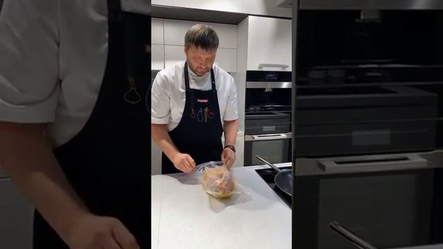 Запекли цыплёнка в инновационном приборе Dialog Oven Miele | шеф Цех смотреть онлайн