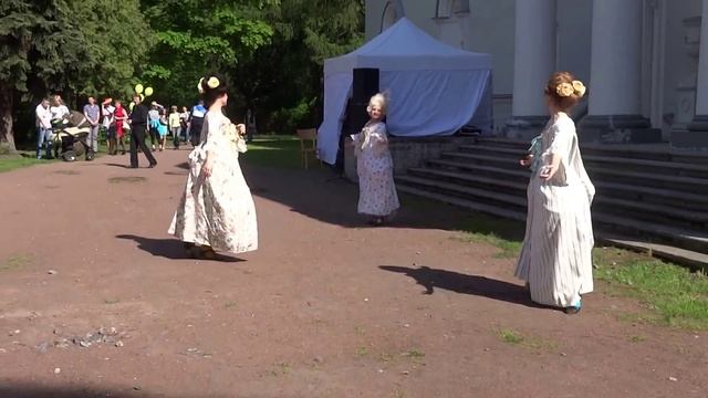 Малый Трианон на ступенях Конюшенного корпуса смотреть онлайн