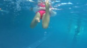 Соня Купается в бассейне / Плавает на Надувном Круге Катается с Водяной Горки