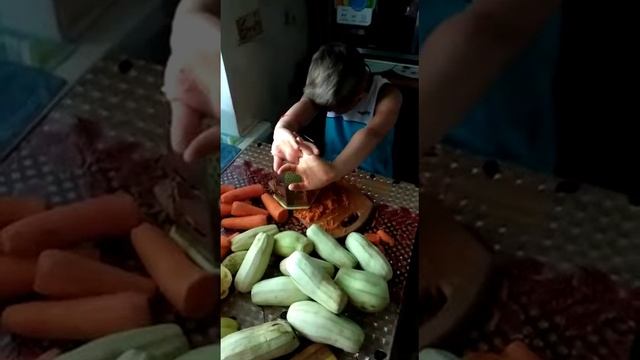 Мама заставила натереть морковь смотреть онлайн