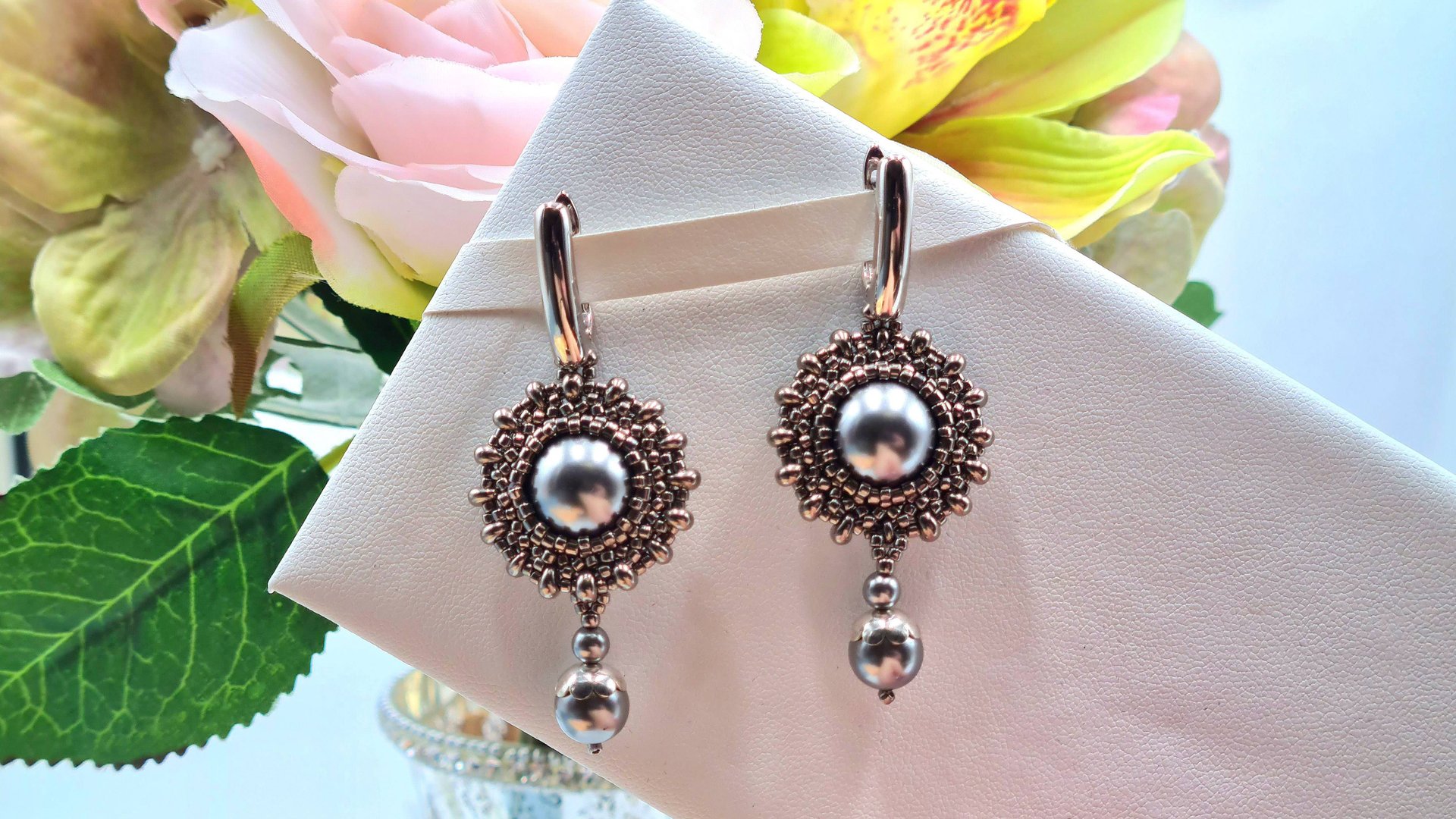 Серьги из жемчуга Сваровски и японского бисера. Серебристый монохром. смотреть онлайн