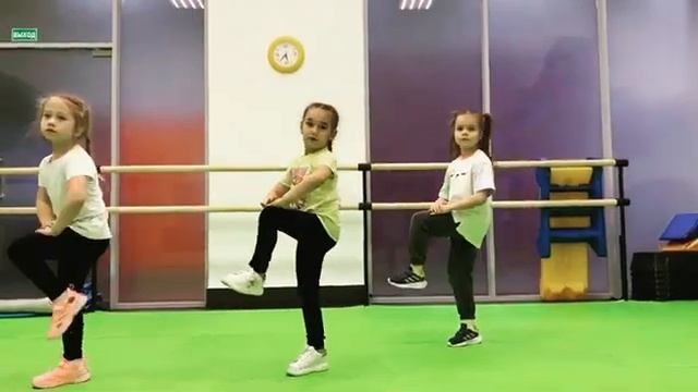 Хип-хоп крутышки, группа 5-6 лет, первый год обучения, тренировка смотреть онлайн