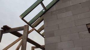 Как  сделать двускатную крышу!