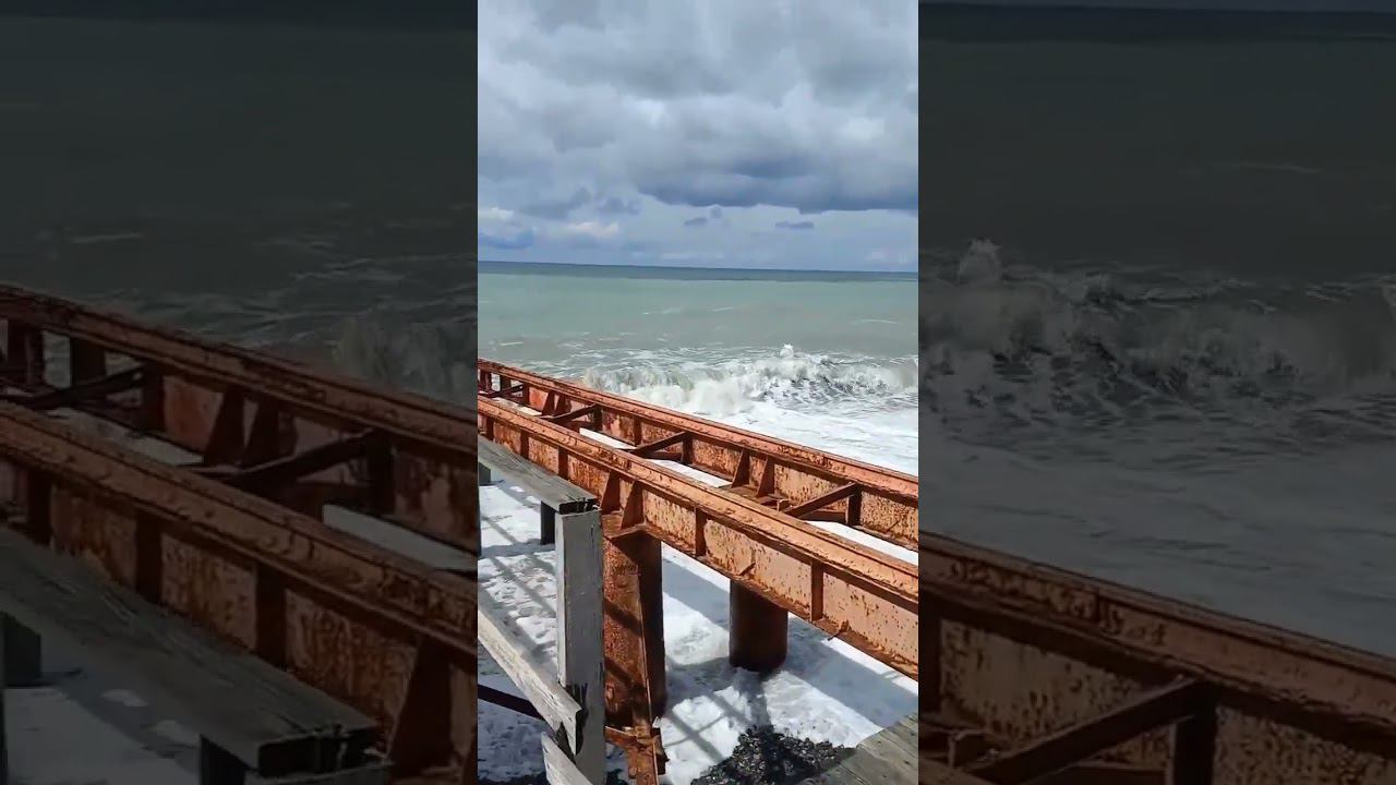 31.03.23 г. Погода Лазаревское #shorts #погодалазаревское #погодасочи #шторм #причал #лазаревское смотреть онлайн
