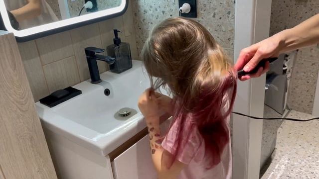 Салон красоты! Красим волосы в розовый цвет! Делаем переводные татуировки! И маникюр ^_^ смотреть онлайн