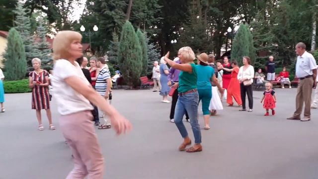 ОДНА КАЛИНА! ТАНЦЫ В ПАРКЕ ГОРЬКОГО ХАРЬКОВ СЧАСТЛИВЫЕ МОМЕНТЫ смотреть онлайн