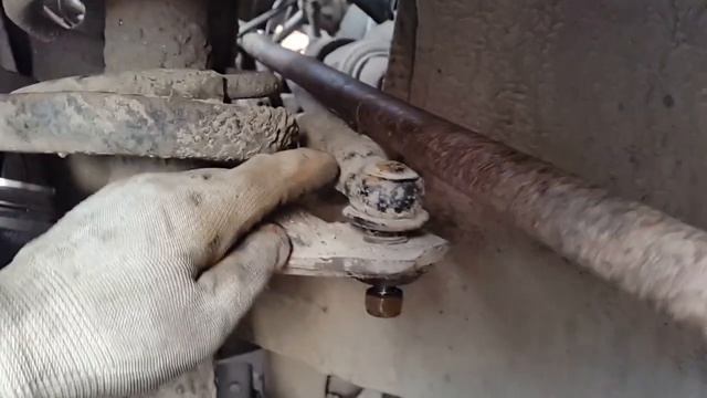 прокручивается гайка на наконечнике рулевой тяги, решение проблемы смотреть онлайн