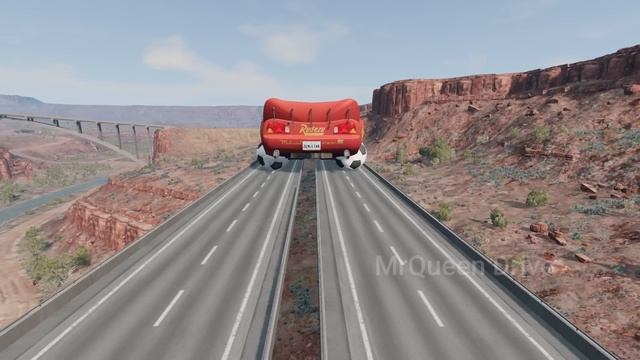 Big Lightning Mcqueen with Soccer Ball Wheels VS Small Mcqueen with ball wheels - which is best? смотреть онлайн
