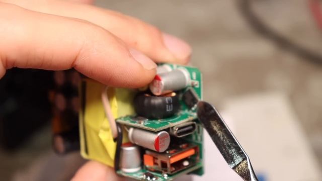 Что внутри GAN зарядки ?