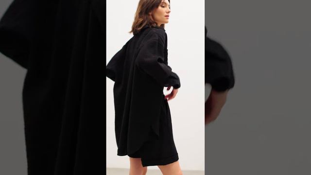 Объемная черная рубашка из жатой фактурной ткани tobeONE смотреть онлайн