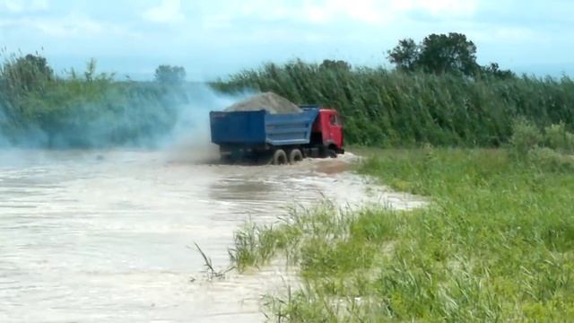 затопленный песчаный карьер в Дагестане, село Первомайское))) камаз смотреть онлайн