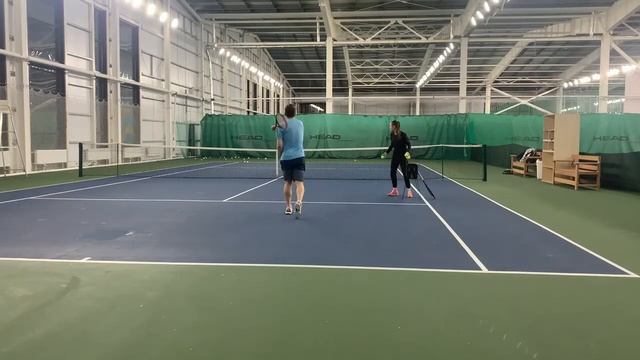 Теннис. Тренировка 17.02.22. Удар справа кросс. Tennis crosscourt forehand смотреть онлайн