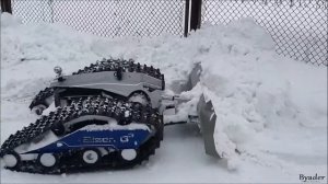 Робот снегоуборщик.