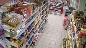 Кража в Пятерочке. Видео с камеры наблюдения № 2