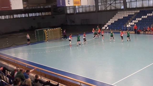 СТРЕМИТЕЛЬНЫЙ МЯЧ. ДЕВУШКИ 13 -14 ЛЕТ (2004 г.р.) Финал Краснодар I - Краснодар II ,2-й тайм смотреть онлайн