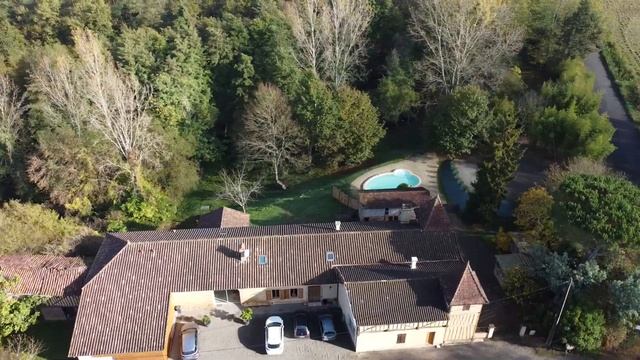 Vue aérienne du Domaine de la Source - Gers смотреть онлайн