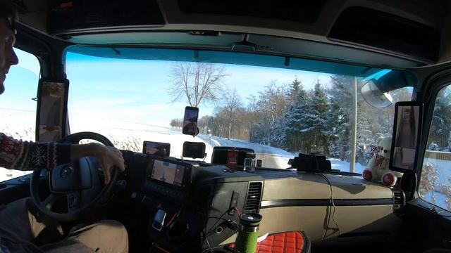 ДВА ГРУЗОВИКА НА ЗАСНЕЖЕННЫХ СЕЛЬСКИХ ДОРОГАХ СКЛОНАХ ГЕРМАНИИ смотреть онлайн