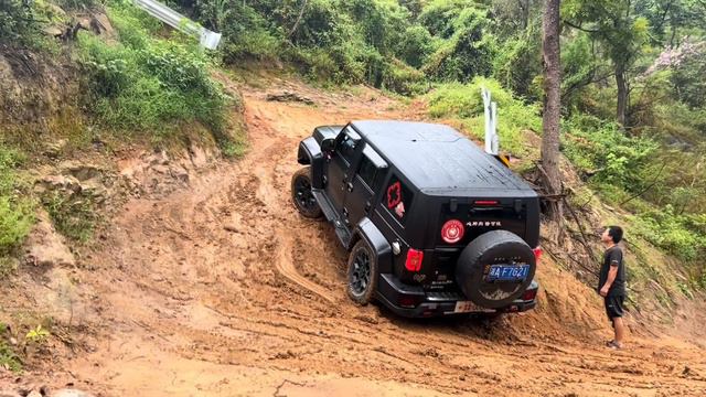 輪胎打滑撞上欄桿，老保時捷卡宴越野性能太強了，德繫車就是最強的！【王成佛半山木屋农场】#越野#保時捷#豐田#JEEP