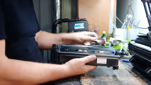 Картридж 81А - сыпет тонер .