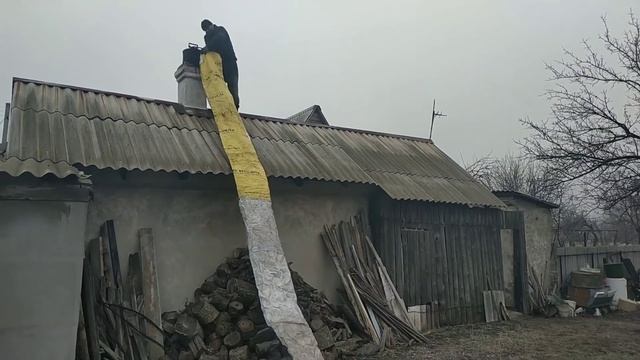 Чистим сажу через дымоход с добавлением трубы... смотреть онлайн