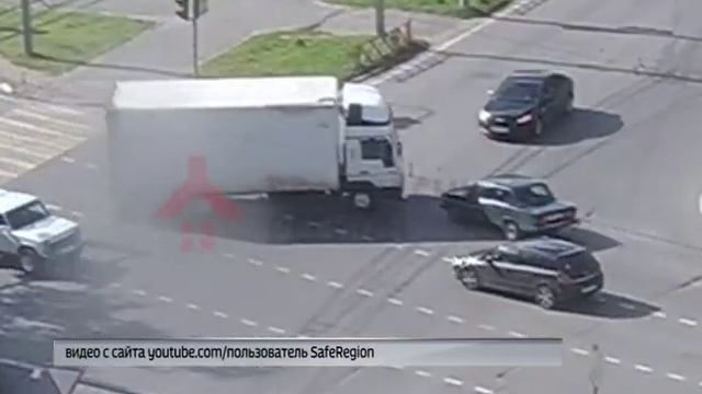 На пересечении улиц Городской Вал и Большая Октябрьская семёрка врезалась в грузовик смотреть онлайн