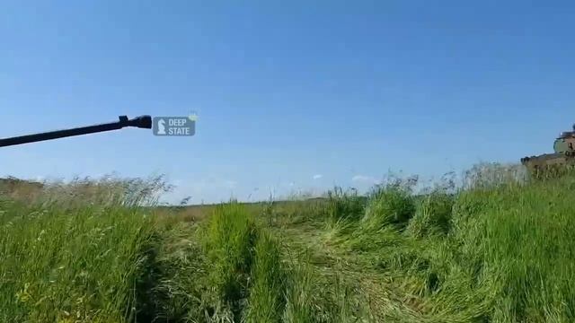 Украинский военный снимает пару танков AMX-10RCR, которые двигаются на одном из участков лбс. Вагне смотреть онлайн