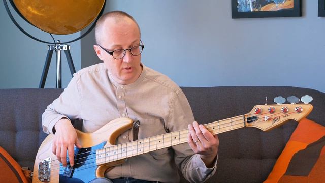 How do I mute the open strings on bass? | Answered by Yousician Teachers смотреть онлайн