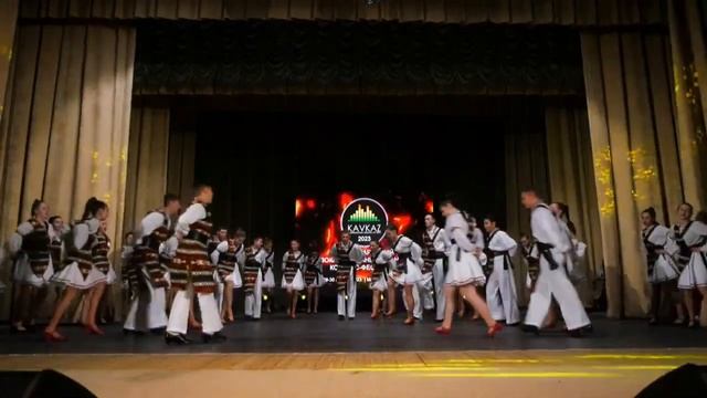 Коллективы "Inspirație" и "Izvoraș" танец "Trenuleţul" смотреть онлайн