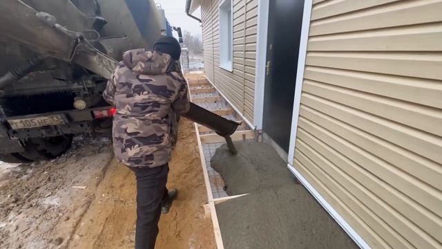 Заливка отмостки вокруг дома смотреть онлайн