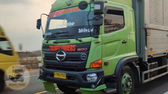 Truk Mewah Mercedes Actros, Axor, Hino 500, FAW, Fuso, DAF CF, UD Quester dan MAN di Jalingkut Tega смотреть онлайн