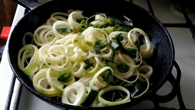 Закусочный пирог с сырками и луком