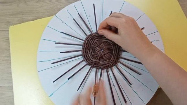 МК. Корзинка. Круглое дно, от начала, до конца из газетных трубочек. (1) Round bottom of tubes. смотреть онлайн