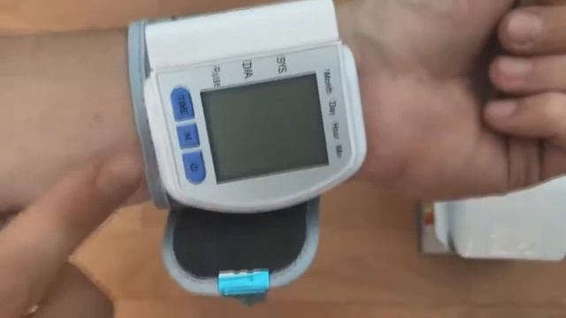 Автоматический тонометр на запястье CK -102S смотреть онлайн