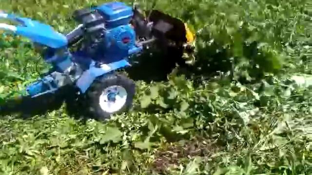 Покос поля мотоблоком с помощью сегментной косилки смотреть онлайн