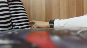 ТРОГАЕТ ОДНОКЛАССНИЦУ НА УРОКЕ 18+ ШОК!!!