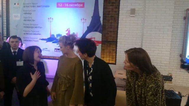 Виржини Эфира, Венсан Лакост и Жюстин Трие на показе фильма В постели с Викторией в Москве смотреть онлайн