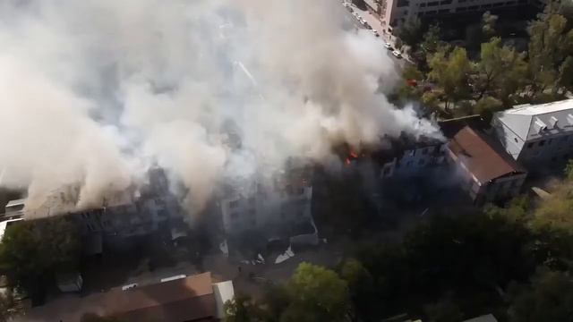 Пожар охватил более 1500 кв.м. площади в жилом доме Алматы смотреть онлайн