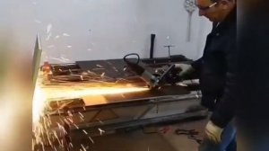 Приспособление для болгарки. Ровный рез толстого металла с помощью болгарки.