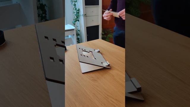 Berkly houten laptop standaard in elkaar zetten. смотреть онлайн