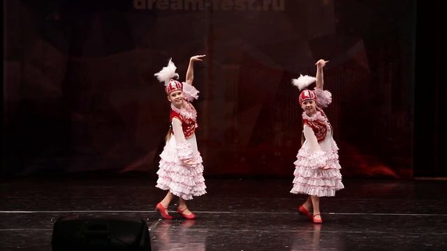 Киргизский танец, название танца Мин Кыял. Постановка: М.О.Асылбашева. Романчева А. Романчева В. смотреть онлайн