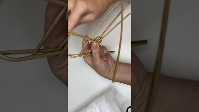 Вариант серединки круглой основы из бумажной лозы #плетениеизбумажнойлозы смотреть онлайн