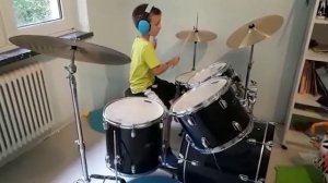 Игра на барабане, мальчик играет