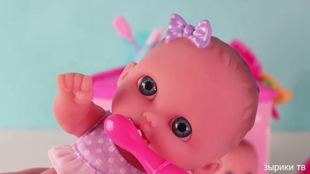 Утро куклы. Пупсики Каришка и ее младшая сестренка умываются и чистят зубки/Играем в куклы/Зырики Т смотреть онлайн