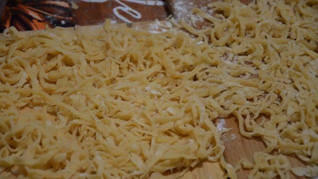 Домашний суп с яичной лапшой. Вкусно и легко / Краткие рецепты / Slavic Secrets смотреть онлайн